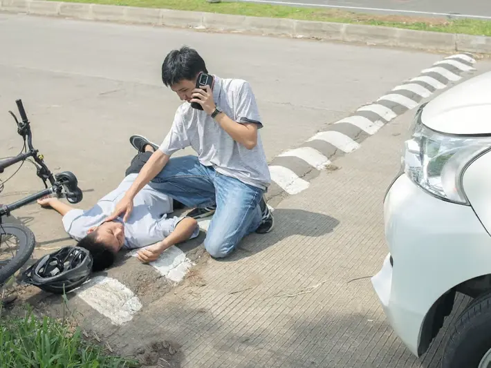 Fatal pedestrian accident attorney meeting family from The Lakes at Queen Creek about insurance claim